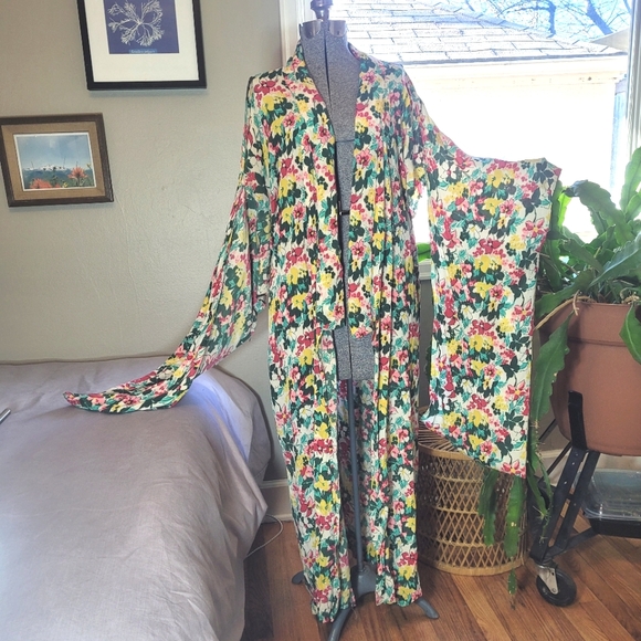 Vintage Floral Kimono Style Dressing Robe - Picture 3 of 13